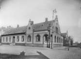 Konsul Gustav Smiths handelsgård i korsningen Algatan-Österbrogatan i kv Valfisken större. Här hade han bostad och kontor. Gården revs 1923. Här byggdes sedan Skytts sparbank.