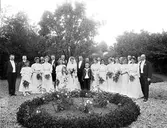 Bröllopssällskap utomhus.