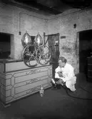 Okänd industri. Interiöri. Man sprutmålar disk till kafferost.