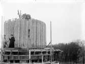 Gjutning av SJ vattentorn vid ställverket i Trelleborg, 1916? Tornet revs 1938.
