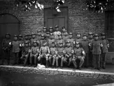 Röda korset. Gruppbild. 29 soldater med rödakorsbindel på armen.