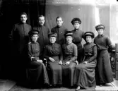 Frälsningsarmén. Gruppbild: 6 damer och 3 herrar i uniform.