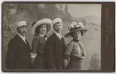 Kabinettsfotografi - Ragnar Nyman, Elsa Lundin, Artur Ax och Ragnhild Nyman på sångarresa till Enköping omkring 1900