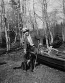 Josef Ärnström med hund vid båt