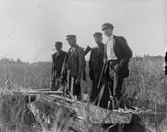 Sannolikt bröderna Albert och Josef Ärnström med flera på fågeljakt