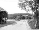 Nyfikna flickor vid Färjsta nära Sigtuna, Uppland i augusti 1934