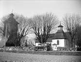 Bil på vägen framför Teda kyrka med  klockstapel, Teda socken, Uppland i maj 1930