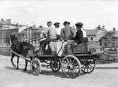 Hästekipage på Västra Ågatan, Uppsala 1900