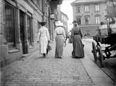 Promenerande kvinnor, Fyris torg, Uppsala 1902