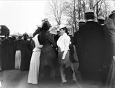 Folksamling, sannolikt vårfest i Botaniska trädgården,  Uppsala