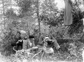 Tre pojkar äter matsäck, sannolikt Uppland, tidigt 1900-tal
