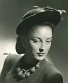 Porträtt av kvinna i hatt med fjäder, örhängen, pärlhalsband och chinjong, från Claude S:t Cyr.