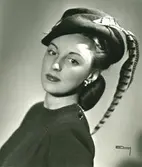 Porträtt av kvinna i hatt med hängande fjäder av Claude S:t Cyr.