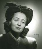 Porträtt av kvinna med hatt i brun velour av Suzanne Talbot.  Hatt använd vid franska avdelningens uppvisning september 1947.