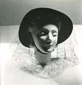 FA, Damhatt med flor och hakband på skyltdocka.