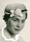 FA, Porträtt av kvinna i hatt med vit garnityr.