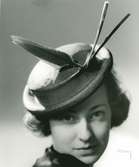 FA, Porträtt av en kvinna i hatt med fjäder.