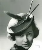 FA, Porträtt av en kvinna i hatt med fjäder.