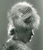 Fb, Porträtt av kvinna med hatt från Madame Alphonsine. Lila duvetine och silverräv.