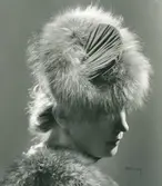 Fb, Porträtt av kvinna med hatt från Madame Alphonsine. Lila duvetine och silverräv.