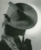 Fb, Porträtt av kvinna med hatt.