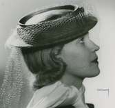 Fb, Porträtt av kvinna i hatt med flor.