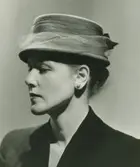 Porträtt av en kvinna med hatt.