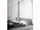 Bebyggelse utmed Östra Hamngatan med Varbergs fiskexport till vänster och Yngeredsfors ångkraftverk från 1908 med sin höga skorsten. Skepparegatan gick på den tiden in hitom kraftverket.