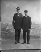 Gruppbild, två herrar i hotelluniform, ateljéfoto