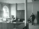 Postkontoret inrymt i stadshuset i stadshotellet vid torget. År 1901 ger Kungl Generalpoststyrelsen postmästaren i Varberg tillåtelse att fr o m 1 okt hyra lokaler i det nya stadshuset, som inte blev färdigt förrän 1902 för en årshyra om 1000 kr. Senare fick posten lokaler i telegrafhuset i kv Köpmannen strax norr om kyrkan.