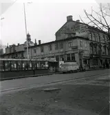 Kv Prosten 7, Västra Vallgatan. Fastens Café med hotellrörelse. På gården låg tidigare biografen Svalan vars lokaler Varbergspostens Civiltryckeri flyttat in. Bilden är troligen tagen före 1950, dvs före man rev detta för att lämna plats åt Riksbyggens första bygge i Varberg; Riksbygges bostadsrättsförening nr 1, det s k Resiahuset, vilket står där idag (2003).