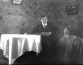 Pojkporträtt. Interiör