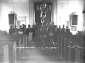 Konfirmandgrupp vid altare