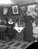 Kvinna, flicka, (mor och dotter?), orgel