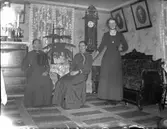 Gruppbild av tre kvinnor i salsmiljö. (Constance Vanered?)