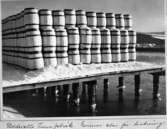 Tunnor från Uddevalla Tunnfabrik klara för lastning år 1948