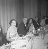 Sjösättningsmiddag för fartyg 120 M/T Bittencourt Sampaio. I bildens mitt syns Uddevallavarvets grundare och dåvarande VD Gustaf B. Thordén. Till vänster om honom sitter fartygets gudmor.