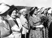 Vid dop och sjösättning av fartyg 124 M/T Astrid Elisabeth. Den andra kvinnan till vänster var Gustaf B. Thordéns svärmor; Hjördis Johansson. Kvinnan med den blommiga dräkten är fartygets gudmor.