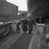 Dop och sjösättning av fartyg 140 M/S Holtheim. Fartygets gudmor i sällskap med varvets dåvarande VD Helge Hagelin.