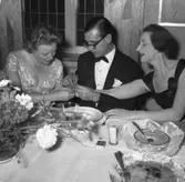 Sjösättningsmiddag för fartyget 161 M/T Maridal. Fartygets gudmor får sitt smycke.