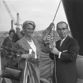 Dop och sjösättning av fartyg 188 T/T Thorshall. Fartygets gudmor med varvets dåvarande VD.