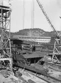 Hängning av plattformssektion ombord på fartyg stapel 3, Kasen.
NR. 180 T/T D.W.T. 42.420
Blev döpt till Trinity Challenger.
Levererades 30-12-60