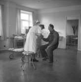 Hälsocentralen Kasen. Syster Dagmar behandlar en patient.