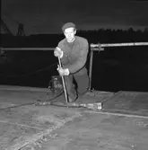 Plåtslagare Georg Bergström drar ihop däckskarv med 