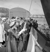 Gudmor med gäster på tribunen för dop av T/T Gulf Swede nr. 181 D.W.T. 42.400.
Levererades 1962-05-22.