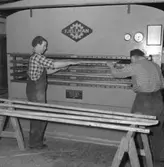 Arbete i limpress, snickarverkstad.