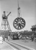 Stora turbinhjulet hissas för att monteras på fartyg nr. 201 T/T W. Alton Jones.