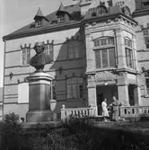 Byst av Anders Knape Hansson och Gustafsbergs skolhus, Uddevalla