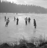 Skridskoåkning på Bjursjön i Uddevalla, 1950