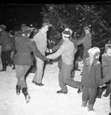 Julgransdans utomhus i Ljungskile 13 januari 1955